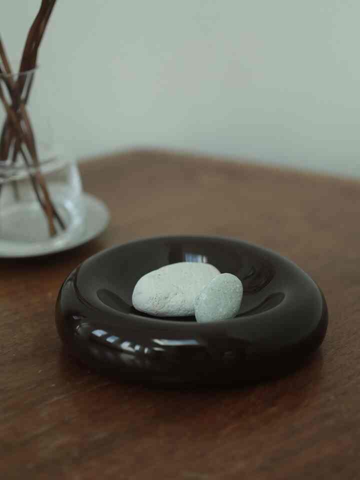 もっちりしたデザインがお気に入りのトレイ
　
h&m homeは時々好みど真ん中のものを出してくるので、ちょこちょこチェックしてます✔︎
　
#handmhome #ヴィンテージ家具 #ヴィンテージチェスト #ヴィンテージ家具が好き #リビング #ダウンフロア #ピットリビング