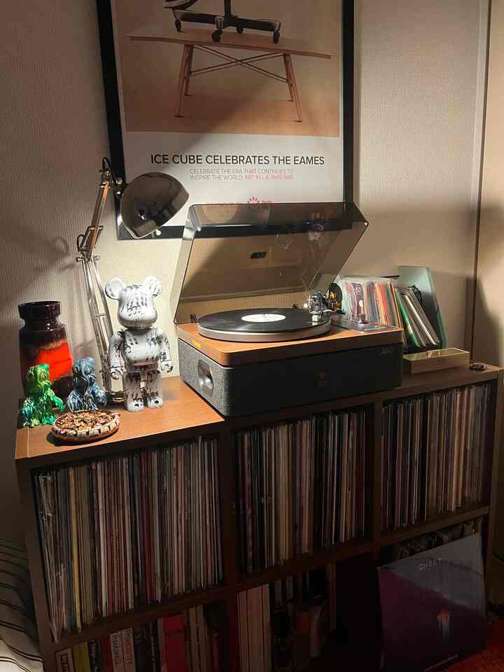 棚上のインテリアが満足いってない
徐々に変えていこう
#ミッドセンチュリー　#レコードプレイヤー
#賃貸インテリア　#ひとり暮らし