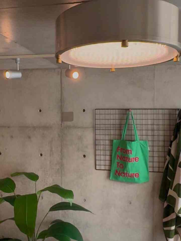 コンクリ壁と相性の良いシンプルなシルバーの照明◎
#インダストリアルインテリア #hermosa #neilceilinglamp #コンクリート打ちっぱなし