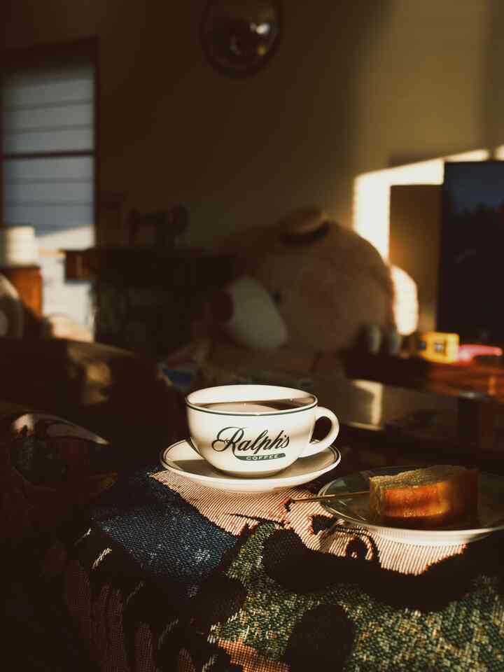 曇っていた土日、一瞬光が入って綺麗だった。

2年くらい前にRalph's Coffee可愛い！となって、近くの三越に電話してすぐ買いに行ったこのソーサーとマグカップ、あと職場用のコーヒーカップ。

高いんですが、Ralph's Coffeeに行った気持ちに慣れて嬉しいのでプライスレスです♡

#おうちカフェ
#coffee
#マンション 
#中古マンションリノベーション
#interior
#コーヒー時間
#コーヒーカップ 
#홈카페


