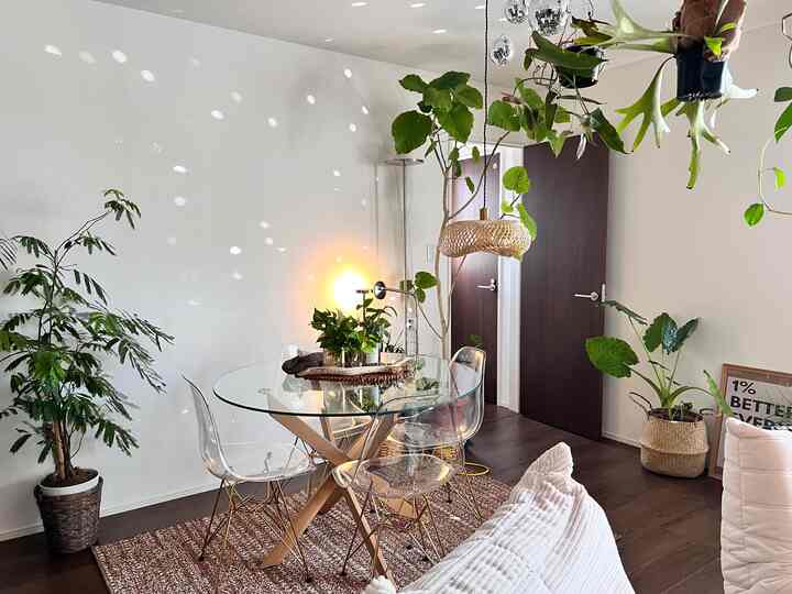 ガラステーブル×イームズチェア🪑

あまり主張しないけどいい具合に抜け感+お洒落を演出してくれるアイテム。サイズ感も丁度よくてインテリアの邪魔にならないところも結構気に入ってます。
テーブルの脚はナチュラル色・椅子の脚はゴールドで揃えてナチュラルの中にも可愛さをプラス💛

ウィルトン織のナチュラルテイスト
ラグもお気に入り🧡

ナチュラル×ミッドセンチュリー×ボホーインテリア

#ボホーインテリア　#ミッドセンチュリー 
#ナチュラルインテリア #色合い重視　#植物インテリア #アジア工房 #ナチュラルテイスト　#落ち着いた色 
#ガラステーブル #イームズチェア #ミラーボール　#リビングダイニング #リビングテーブル #ダイニングテーブル #ダイニングインテリア #抜け感　#お洒落　#かわいいインテリア 