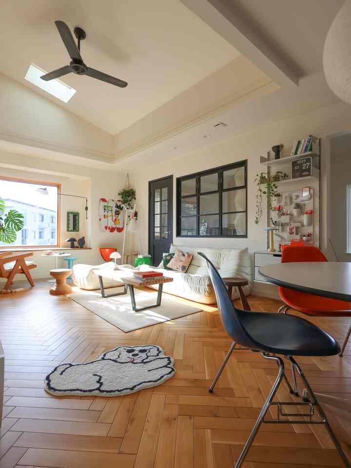 ベージュと木目調が調和したリビング、低めのソファとコーヒーテーブルが配置された印象的な海外インテリア