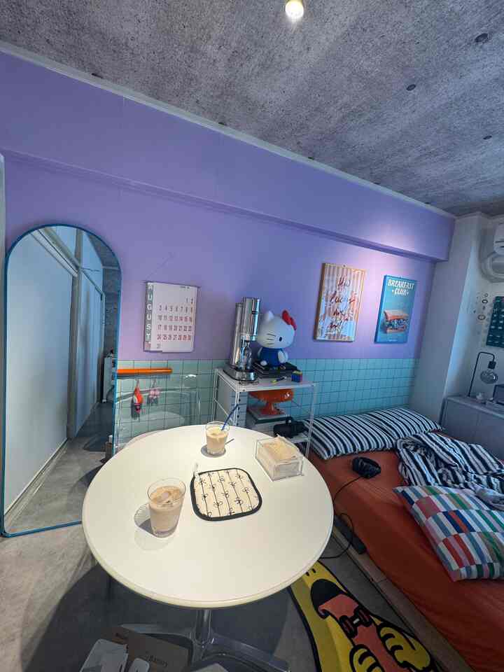 Saya memasang wallpaper.
Pola ubin ungu dan hijau.

Ini adalah satu lembar wallpaper,
yang memberikan tampilan seperti panel dinding.

Tidak perlu dipotong terpisah.

Cukup potong dan tempel.

Sangat mudah.

#InteriorIntroduction #壁紙屋本舗 #ラウンドミラー #壁紙 #お部屋紹介 #1k #カラフルインテリア #キティ #カラフルカバー #寝具カバー