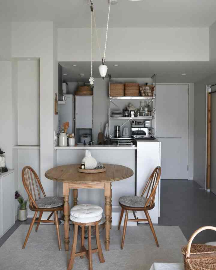 The tiled floor is a little cold, so fabric flooring is a lifesaver. Even the cats can slip comfortably here.

Instagram
→@_viviinterior_

#RentalInterior #ダイニングテーブル
#Antique #アンティークインテリア
#1LDK #ファブリックフロア #diy
#DIYLife #アーコールチェア
#StainlessSteelRack #無印良品 #かご
#Kettle #キッチンインテリア #キッチンラック