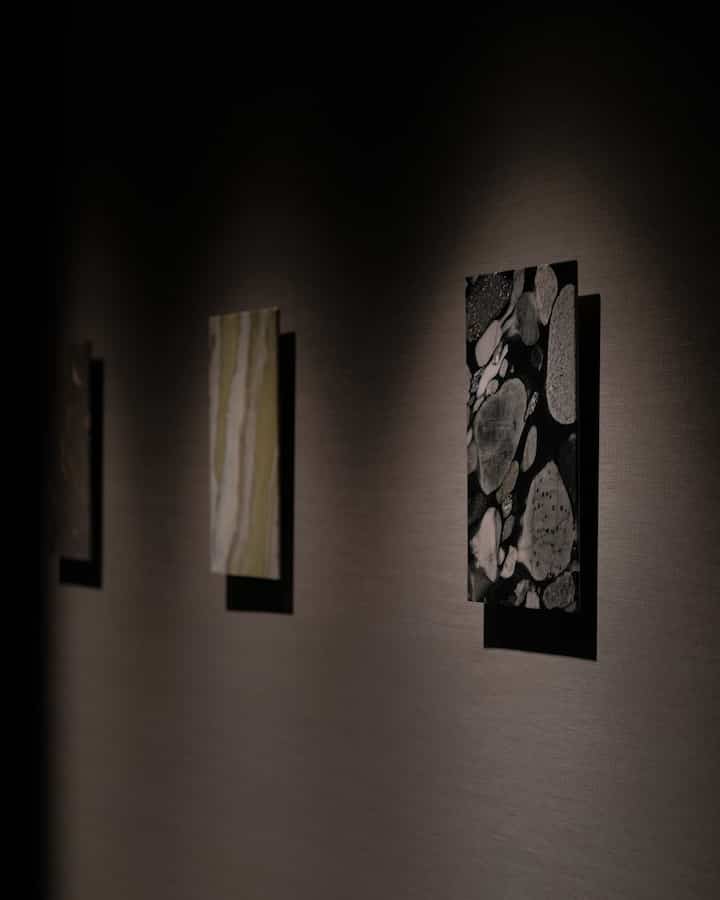 四角い石のアートパネル🪨
何億年という歳月を記憶する重みある質感
⁡
2枚目
様々な石が巨大な氷河に削られ堆積してできた
神秘的な石種
⁡
3枚目
ジュラ紀〜白亜紀、ネリネア化石が海底で圧力、熱
数百万年の歳月により堆積されたもの
⁡
4枚目
アンゴラで最近新たに見つかった石種
イエローグリーンと白が波のように
混ざり合う大理石
⁡
#art #しかくいし #interiorstyle #pepeのいえ