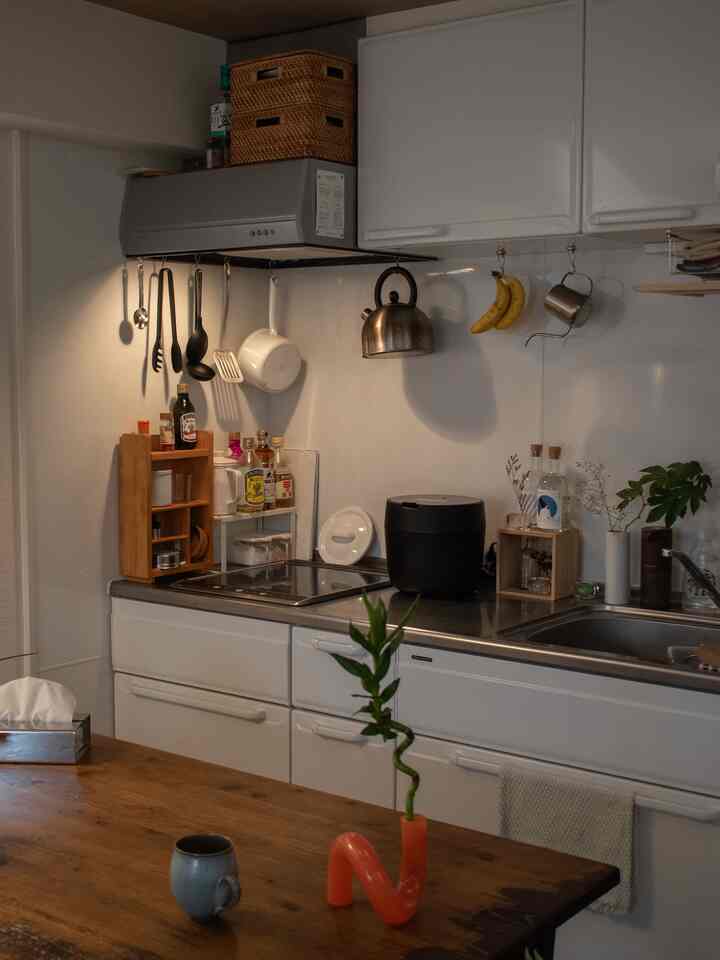 My kitchen
  
#kitchen #キッチン #台所 #一人暮らし #賃貸 #ワンルーム #1R #ダイニングテーブル #キッチン用品 #ホーロー鍋 #月兎印 #IKEA #無印良品 #フラワーベース #ACTUS
