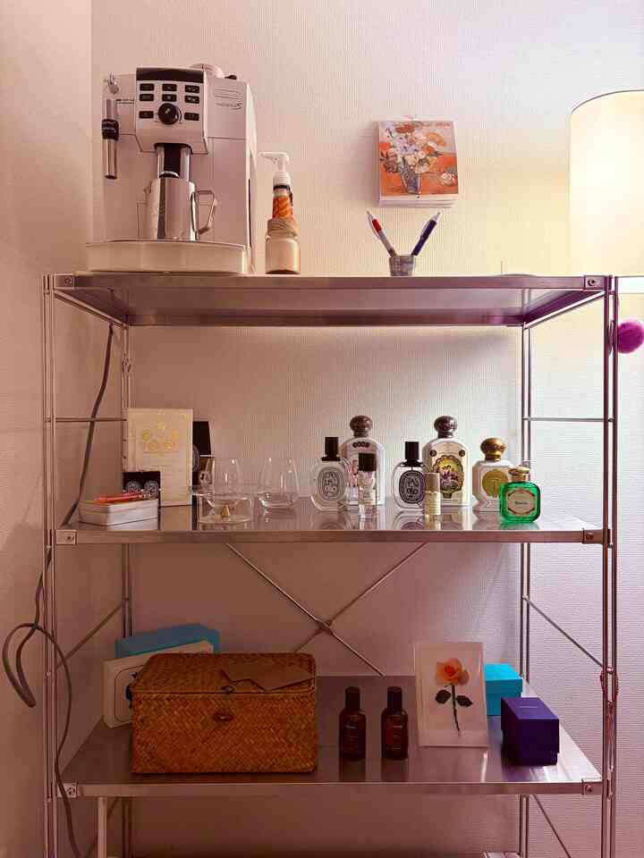 無印良品のスチールラックに2人の香水とか並べてたら瓶が多すぎて冷たい雰囲気になったので、シーグラスのバスケットを置いてみた。
バスケットにも香水とアクセサリーを入れてます。
シーグラスのバスケットはstandard productで買いました！本当はシェーカーボックスが欲しいけど、今のところはこれですごく満足です。

#ミッドセンチュリー #無印良品　#シーグラス　#バスケット　#香水　#2LDK 