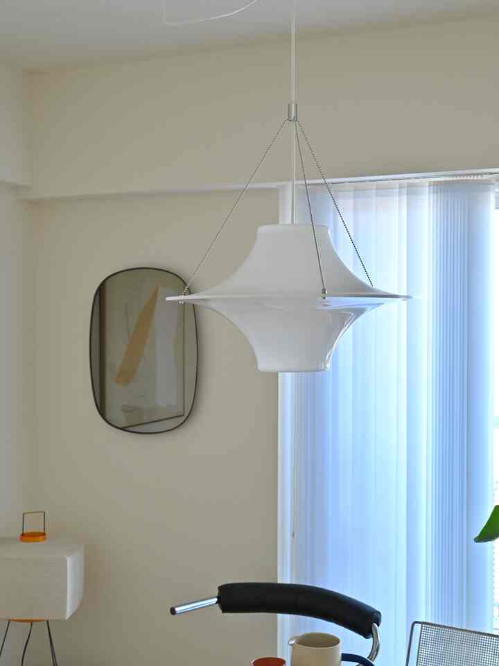 #ダイニング #tecta #akari #muuto #ムート
#morningscene #ペンダントライト #ミラー #ブラインド

Morning, before the kids woke up.
The empty chairs and lighting were beautiful.

Moments like these are what make furniture so great.

■Click the link to purchase🛒🔗
I bought the Sky Flyer at Yamagiwa.
Vintage items are also listed, so if you're looking for a good deal, I recommend checking out Mercari and Yahoo! Auctions🪔