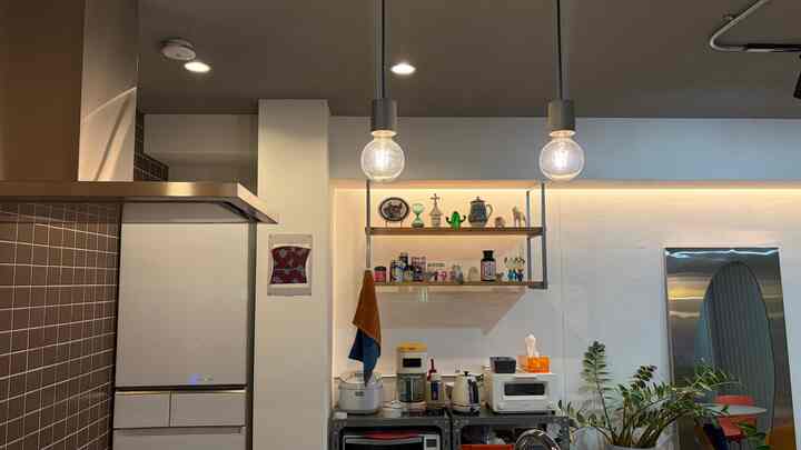 キッチンからダイニングにかけてつけた壁の間接照明、色味や明るさがちょうどよく、雰囲気が出る。

#キッチン家具 #キッチン家電 #キッチン照明 