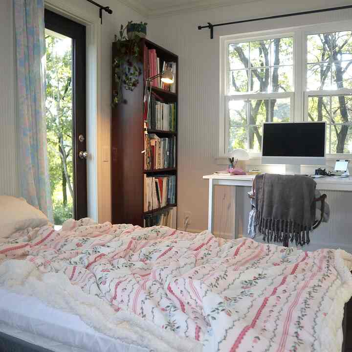 収納が少ない家ですが､､
このライティングビュｰロｰはベッドカバｰも何枚も収納できるし 小物や仕事に使うものもここに収納できるからすきです🫶
#ライティングビューロー #収納 #アンティーク家具 #収納付きデスク