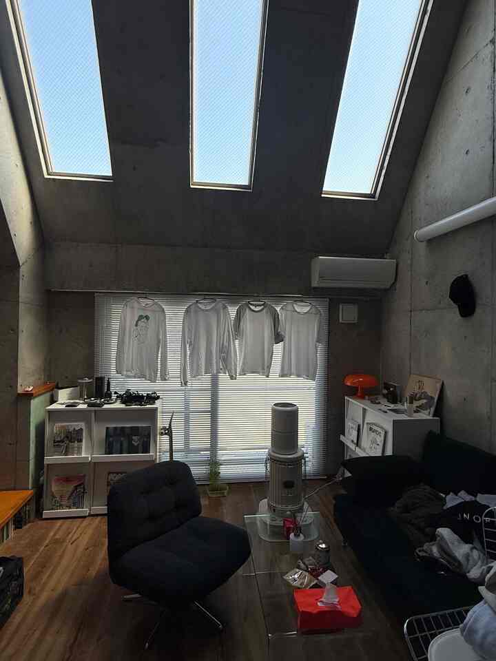 Perfect day for laundry ☀︎
#IKEA #IKEA家具 #IKEAソファ
#coffee table
#single-living room #1人掛け座椅子 #1人掛けソファ #1人用ソファ #1人ソファ
#single-living room #一人暮らしアイテム #一人暮らしインテリア #一人暮らしの家
#skylight
#blinds #ブラインドおすすめ