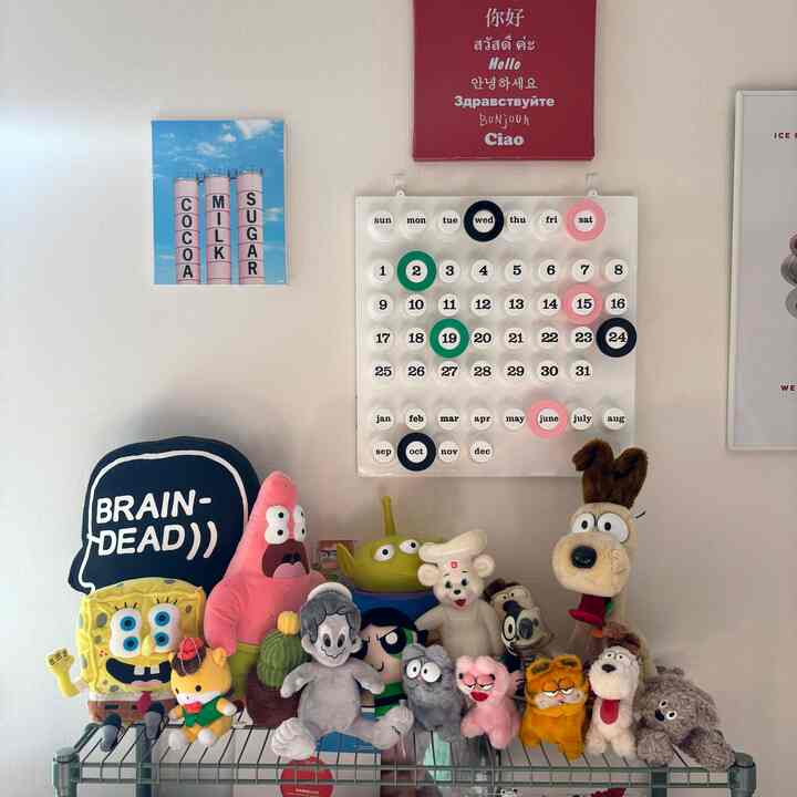 コレクションしている沢山のぬいぐるみたちをぎゅっと🧽
奮発したRing A Dateのカレンダーは一生使う予定です🗓️

#IKEA #ぬいぐるみ #リングアデート #ringadate #ウェスアンダーソン #1LDK #リビング #アメリカン #アメトイ