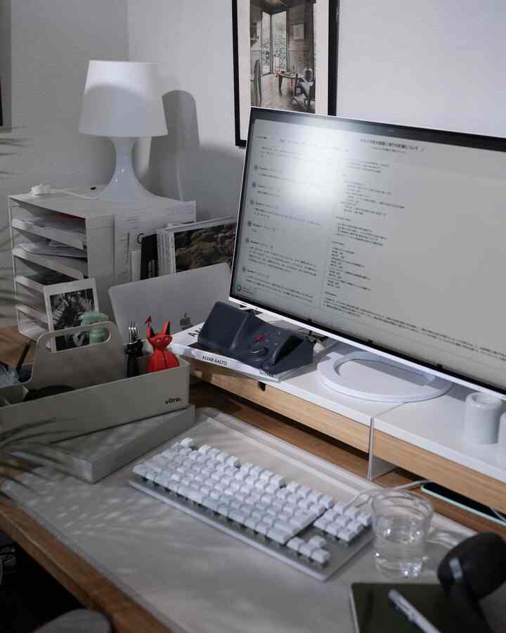 Vitraのツールボックスがデスクの整理に大活躍。ペンを入れたり小物を入れたりと、片付けやすくてお気に入りです。
#vitra #ワークスペース #toolbox #小物整理