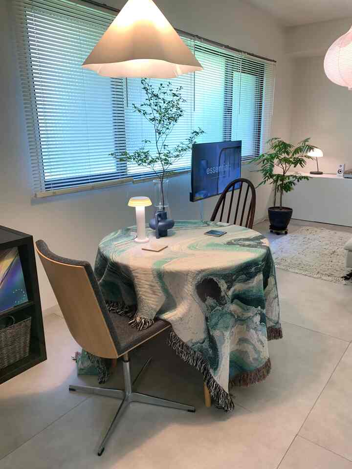 白とスカイブルーの色調の二人暮らし用ダイニング、ブランケットをテーブルクロス代わりに使った印象的で落ち着いた空間