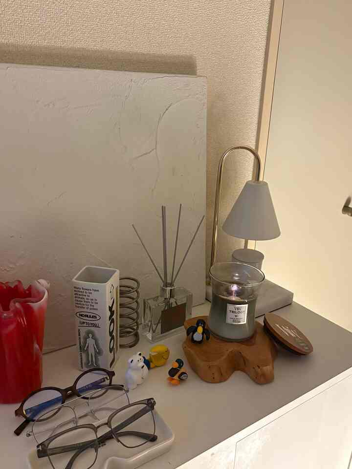 寝室の棚の上🙂‍↕️
ガチャガチャにはまりまくり、置き物が増えていく、、、😼✨

#1LDK #12畳インテリア #12畳 #ふたり暮らしインテリア #roomtour #myroom #myhome #賃貸インテリア #お部屋紹介 #ルームツアー #ミッドセンチュリー #二人暮らしインテリア