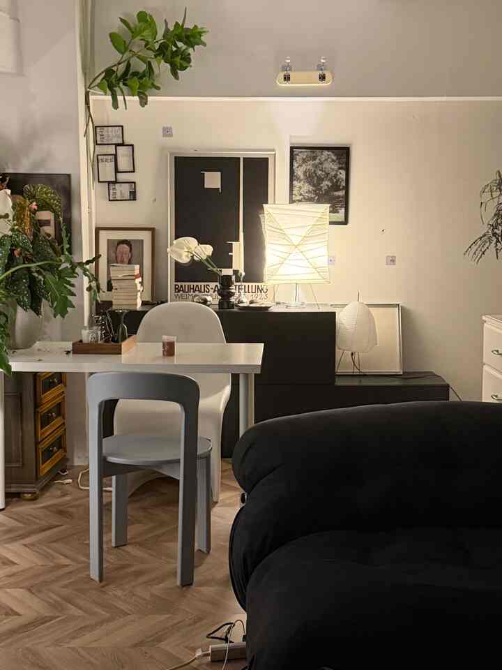 椅子とソファが増えました🛋️
そろそろ新しいポスター新調したいなぁ🤔

#リビング　#ワークスペース　#IKEA #loosy #間接照明 