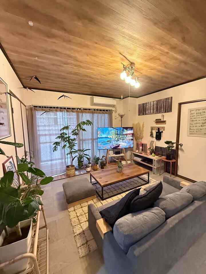 雨の日のリビング🛋
3.4.枚目はMAG.で最近購入したお気に入りのインテリア3枚目のお香立ては中にキラキラしたビーズが沢山入ってる🌿‬

#リビングインテリア  #リビング小物 #リビング照明 #リビング雑貨 #リビングカーテン #リビングテーブル #賃貸インテリア #インテリア家具 #インテリア配色 #インテリア植物 #インテリア小物 #インテリア照明 #インテリアおすすめ #インテリアオブジェ #お香 #ナチュラルインテリア #暮らしを楽しむ #インセンスホルダー #ミックステイスト #IKEA 