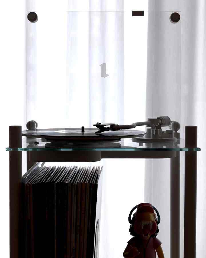 今日は有給なので家で音楽を聴いてます
TRANCEPARENTのターンテーブルとスタンド、とにかく雰囲気があって使いやすく、思い切って買って良かったです。

#1LDK 
#一人暮らし 
#ターンテーブル 
#オーディオ 
#MODERNDECO 
