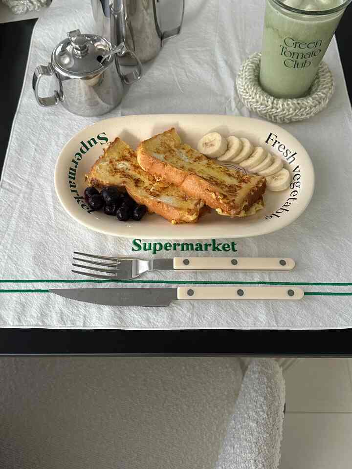 Sudah lama sejak saya punya kafe rumah momur 🍞
Tiba-tiba saya ngidam roti panggang Prancis, jadi saya membuatnya 🏠

Saya juga suka tatakan gelas tebal buatan tangan saya yang serasi dengan rajutan matcha latte saya 🍵

#KamarSaya #マイハウス #お部屋 #お部屋作り #ルーム #メゾネット #ジャパンディ #1ldk #1ldk賃貸 #1ldkインテリア #インテリア #インテリア雑貨 #二人暮らし #二人暮らしインテリア #2人暮らし #2人暮らしのインテリア #リビング #リビングルーム #ダイニングテーブル #テーブル #椅子 #チェア #韓国 #韓国雑貨 #朝食 #朝ごはん #ランチ #ランチプレート #ワンプレート #ワンプレート朝食

