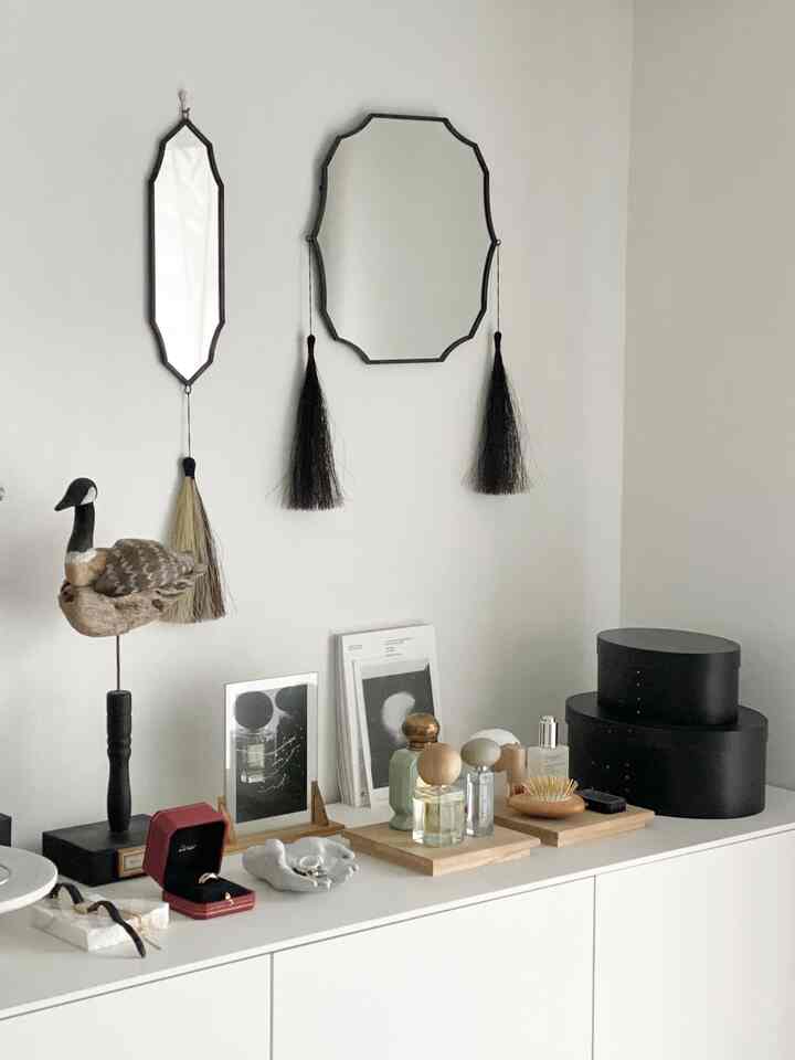 身だしなみスペース。
毎日身につけるアクセサリーはトレイの上に、ゴールド・シルバーなど使い分けるものはシェーカーボックスの中に収納してます。

#身だしなみ #ミラー #鏡 #アクセサリー #香水 