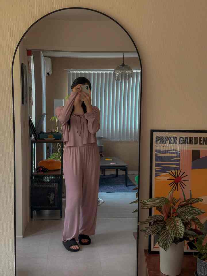 賃貸の8畳リビング

少しでも広く感じたいので
リビングに繋がる隣のお部屋に
全身鏡を導入しました🪞

お部屋に奥行きが出ました🥳

#暮らし #8畳リビング #賃貸 
#ミラー #全身鏡 #鏡 #ルームウェア 