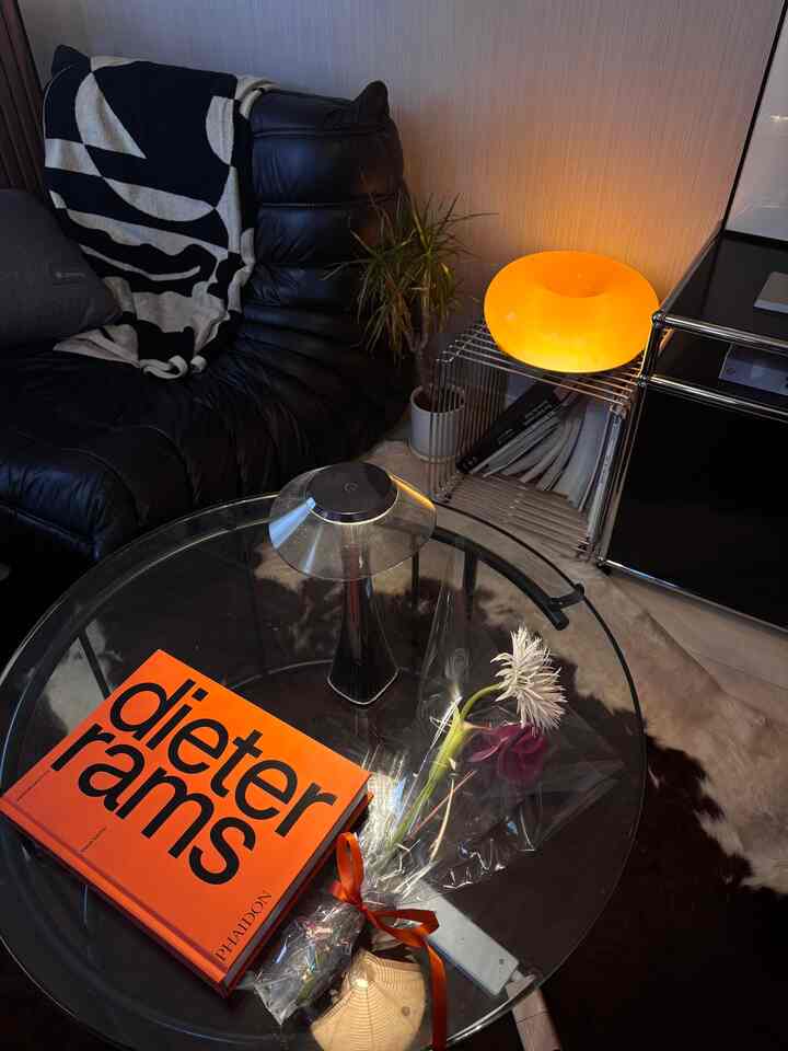 観葉植物と本、間接照明があれば部屋はおしゃれになります🙆

#1K #8畳 #一人暮らし #ガラステーブル #観葉植物 #間接照明 #テーブルライト #midcentury #japandi #IKEA引き出し #レザーソファ 