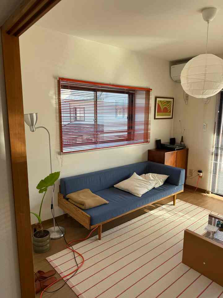 秋の日差しが心地いい🏠
オレンジのブラインド！？と思われる方も多いかもしれませんが、そのほかの家具や家具に使われている木材の色などを加味すれば意外と落とし込むことは難しくないです👌
#ナチュラルインテリア #インテリア　#ミッドセンチュリーモダン #ソファおすすめ #リビング #IKEA #HAY 