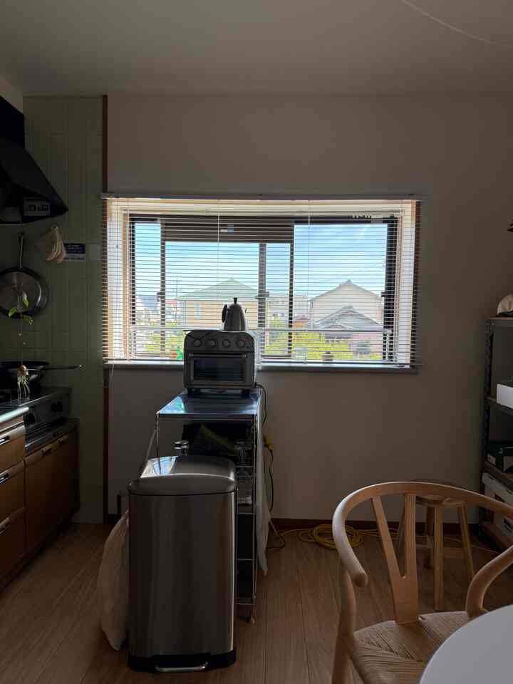 温かみのある木目調とシルバーのキッチン家電が調和したナチュラルなミッドセンチュリーモダンダイニング