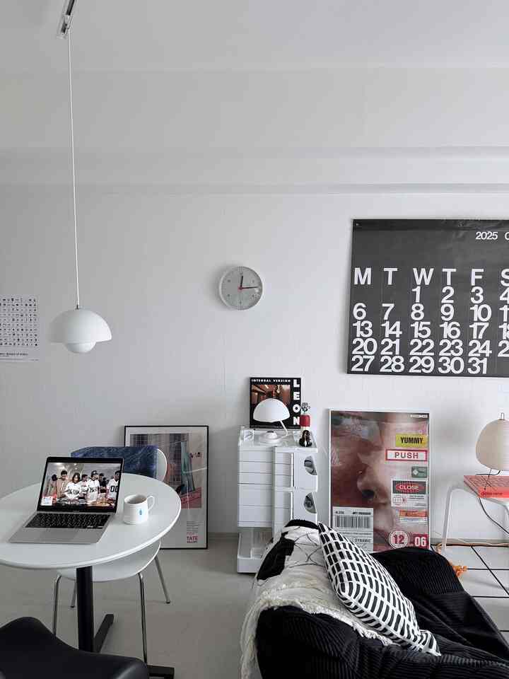 白と黒のトーンでまとめられた北欧風リビング、モダンなダイニングテーブルとソファが配置されたシンプルで清潔感のあるインテリア