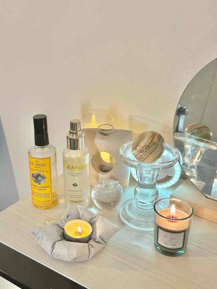 美容コーナーを作ってみた笑
キャンドルは、二つともダイソーのもの🕯️
#キャンドル　#狭い部屋　#狭い家のインテリア 