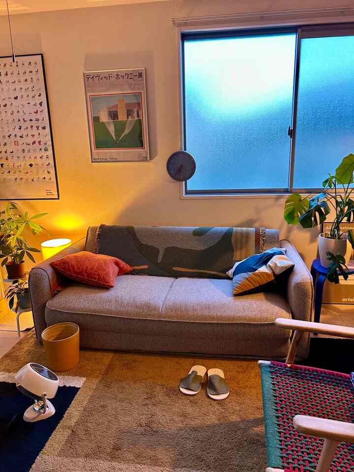 ブランケットを裏返したバージョン。
ソファはシンプルにして小物で色味を足すように心がけています！

#slowdownstudio #70B #interior #roomtour #midcentury #BauhausJapan #vintagefurniture #Artek #IKEA #lightroom #70B #sempre #Vitra 