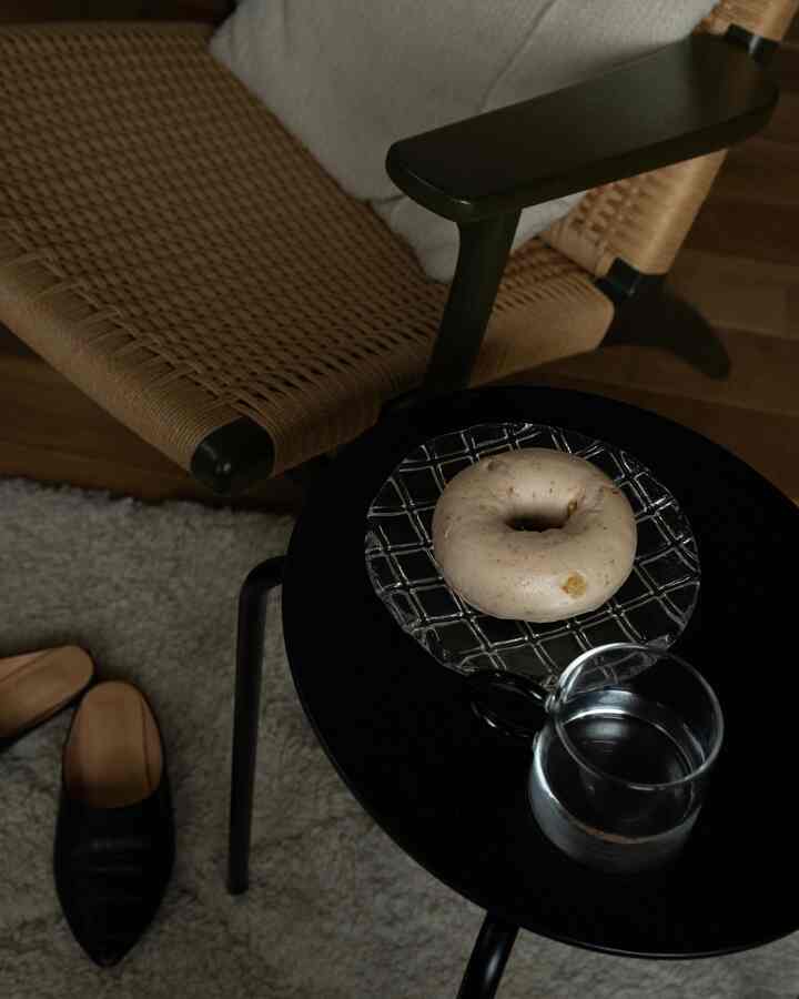 スツールをサイドテーブル代わりにして
sghrのガラスプレートでベーグルを食べる日
黒のスツールにはガラスが映える
#ガラスプレート #リラックスタイム #おやつ 