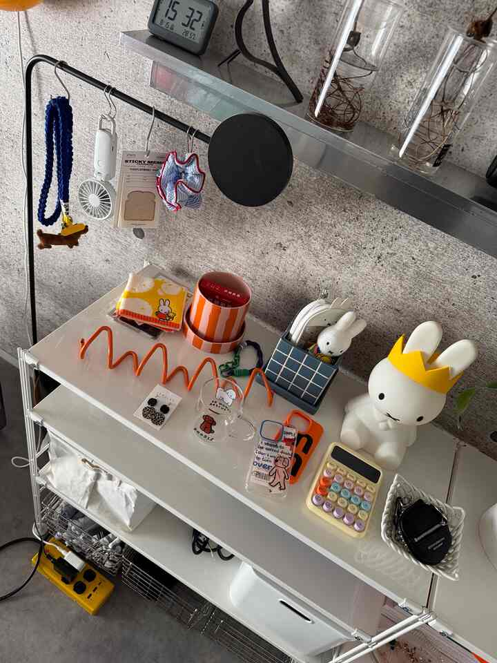 無印のスチールユニットシェルフに
お気に入りの雑貨を飾ったり
しまったりして居ます

雑貨屋さんのように
好きなものを沢山並べているだけで
とても気分が上がります


#ミッフィー #miffy #無印スチールシェルフ #雑貨 #IKEAライト #モビール #ラグ #ミッフィー好き #モルタル床 #カラフルインテリア #pippiroom #カラーインテリア 