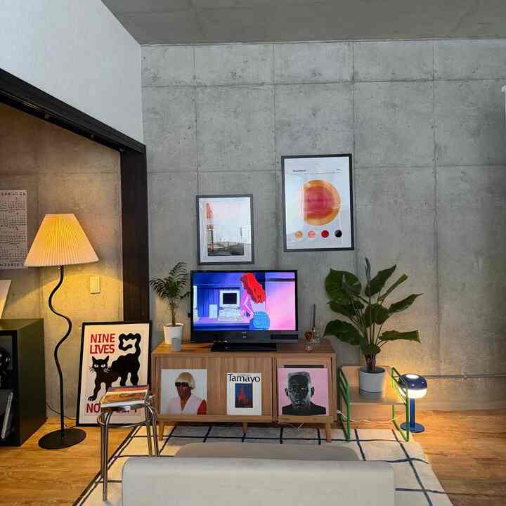 ナチュラルカラーの1LDKリビング、テレビ台とフロアランプ、植物が配置された落ち着いた雰囲気のインテリア