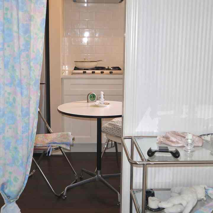 実はキッチンと繋がっているんです

仕事で部屋に何日もこもってしまうことが多いので新居はキッチンと自室を簡単に行き来できるようにしました😭
#キッチン #ベッドルーム #ワークスペース #動線 #2人暮らし