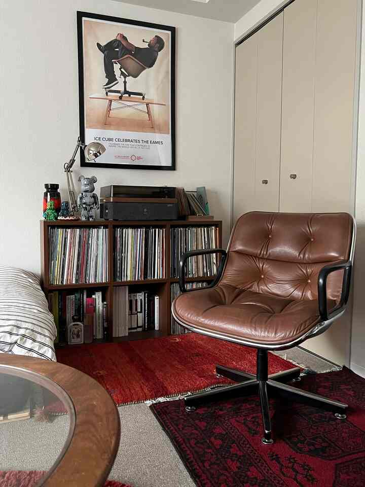 椅子は何脚あってもいい笑

#ミッドセンチュリー #賃貸インテリア　#リビング　#寝室　#Knoll #ポロックチェア　#レコード　#レコードプレイヤー