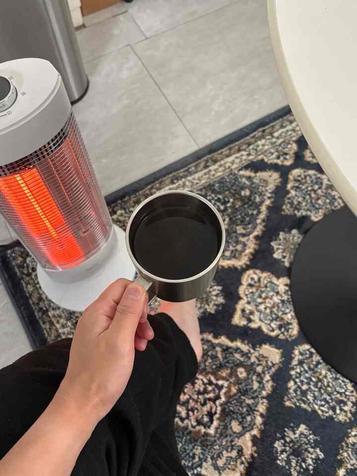 寒すぎてヒーター出してます、、
アイスコーヒーが好きなのに最近はもっぱらホットコーヒー、、

#ひとり暮らし #一人暮らし #ヒーター #電気ストーブ 