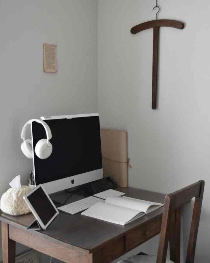 小さなアンティークのデスクスペース🤍

#賃貸 #デスク #アンティーク #インテリア
#書斎 #studyroom #テレワーク #デスク周り