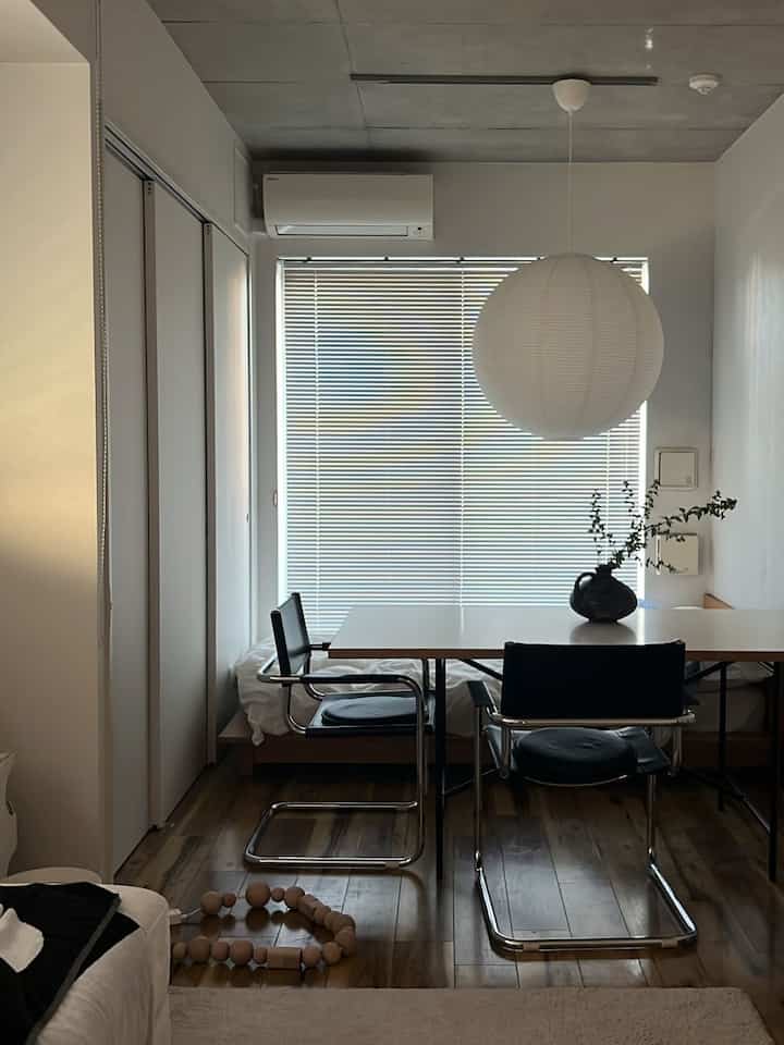 ダイニング兼ベッドルームの仕切り
何かを壁に飾りたい

#interior #homedesign #nordichome #japandi #ikea #egoneiermann #eiermann #eiermanntable #martstam #fatlava #flowervases #インテリア #北欧インテリア #ジャパンディ #イケア #エゴンアイアーマン #アイアーマン #アイアーマンテーブル #マルトスタム #ファットラバ #フラワーベース #花瓶#1人暮らし #暮らしの記録