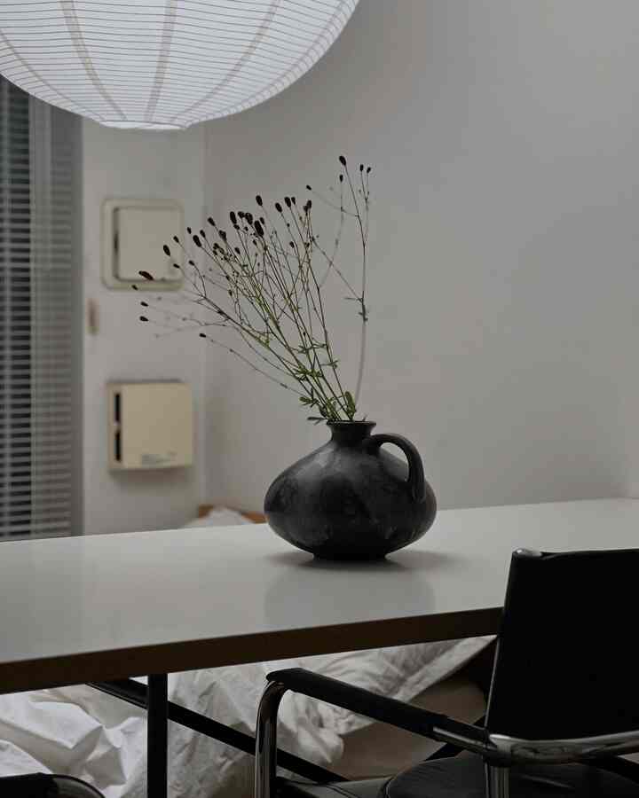 シンプルなダイニングテーブルは花を入れ替えることで模様替えしています。

#interior #homedesign #nordichome #japandi #fatlava #flowervases #martstam #インテリア #北欧インテリア #ジャパンディ#ファットラバ #フラワーベース #花瓶 #マルトスタム #1人暮らし #暮らしの記録