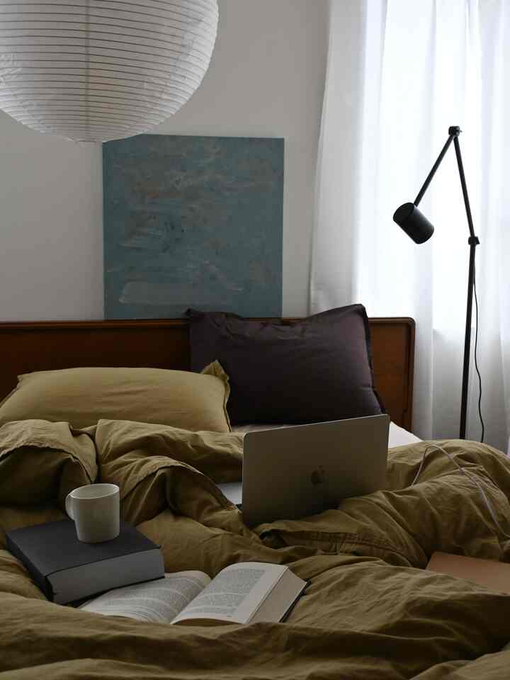秋色ベッドスペース🛌🍂
ニトリのレースカーテンが優しい光を入れてくれる！

#寝室 #ベッドルーム #bedroom #IKEA #ニトリ
#HAY #ベッド用品 #ミッドセンチュリー 