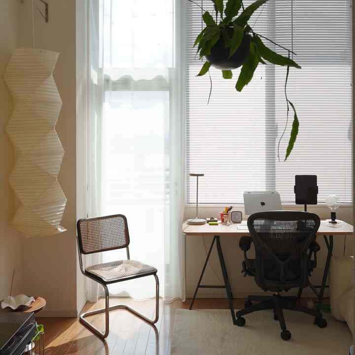 IKEA で10年近く前に購入した、
天板と脚が別々のデスクを使っていて

健康面からも、昇降式デスクへの
買い替えも考えたりするけど、

収納ができて省スペースな方が
今の家には合ってる感じもする🤔

#在宅ワーク #デスクインテリア 