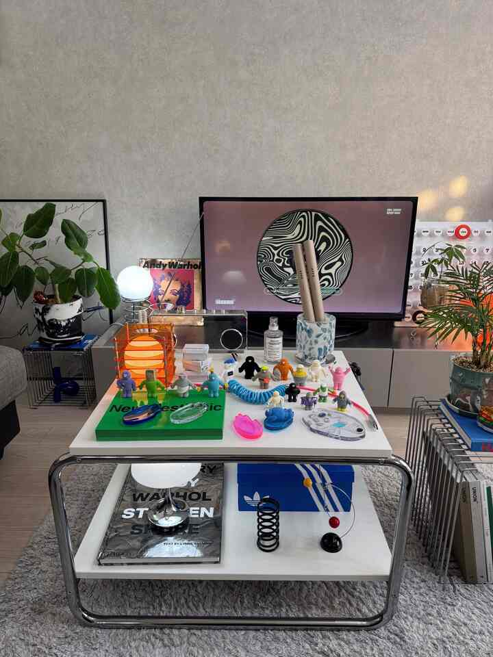 Tomodachi Comp ✌🏻🩷🩵💚

#Livingroom
#LivingroomInterior
#Interior
#InteriorLighting
#InteriorAccessories
#InteriorBook
#LivingWithPlants
#PlantPlate
#Sofa
#Midcentury
#MidcenturyModern
#Cozy
#Home
#Apartment
#UsedApartment
