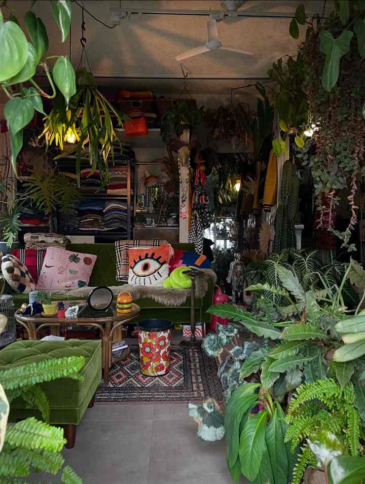 ベランダから室内を見た景色。
意識しているのは中心と縁取りです。1番奥にある収納とミラーのスペースはクローゼット周りの壁や柱で縁取り。手前のソファスペースは上下左右のグリーンで縁取ることで、空間の重なりと奥行きを作って、全体としてまとめる工夫をしています◎
#リビングインテリア #ソファインテリア #ミッドセンチュリー #ビンテージ #グリーンインテリア #観葉植物 #多国籍インテリア #カリモク60 #ロビーチェア