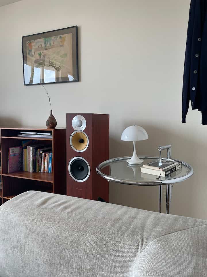 #リビング #ソファ  #本棚インテリア #サイドテーブル #ルイスポールセン 

リビングは、読む・聴く・くつろぐが交差する場所。

子どもたちとページをめくりながら、音楽が静かに流れる時間が至福です。

■購入先はリンクより🛒🔗
スピーカーのB&W CM7はヤフオクで状態の良いものを探して購入しました。ツイーターの凹みがある個体が多いので、購入後マランツ【正規代理店】にて7万円程度で出張交換可能です。