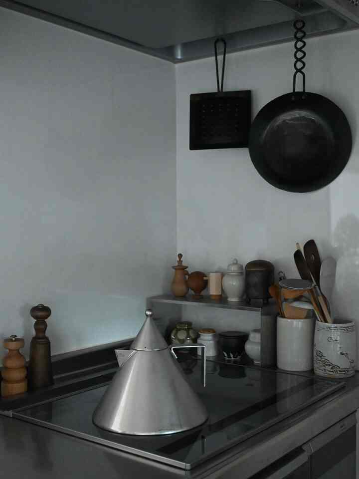 子どもたちにカービィと呼ばれるALESSIのやかん。これで麦茶を煮出して作っています。コの字ラックは調味料を並べるのにちょうど良い😌 #kitcheninterior #キッチン #キッチン小物 