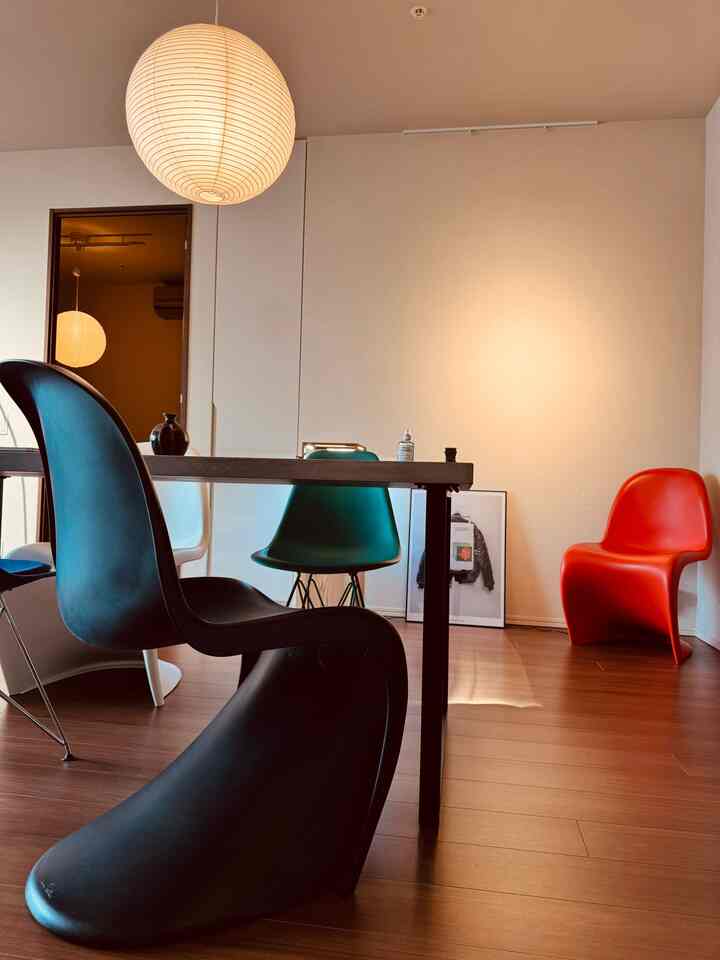 I remember someone, perhaps Shiro Kuramata or another designer, saying that people spend more time looking at interiors than using them. This is one of my favorite spaces.

Art / Design
#vernerpanton #pantonchair #vitra #isamunoguchi #akari #andywarholart #matiasfaldbakken #hamanmiller #cibone #hay #Inception

Interior / Lifestyle
#livingroom #tokyolifestyle #lifeintokyo #リビングインテリア #インテリア雑貨 #インテリアコーディネート #インテリア小物 #インテリアデザイン #暮らしの記録

Fragrance
#maisonmargielareplica #MaisonMargiela #Replica #BeachWalk