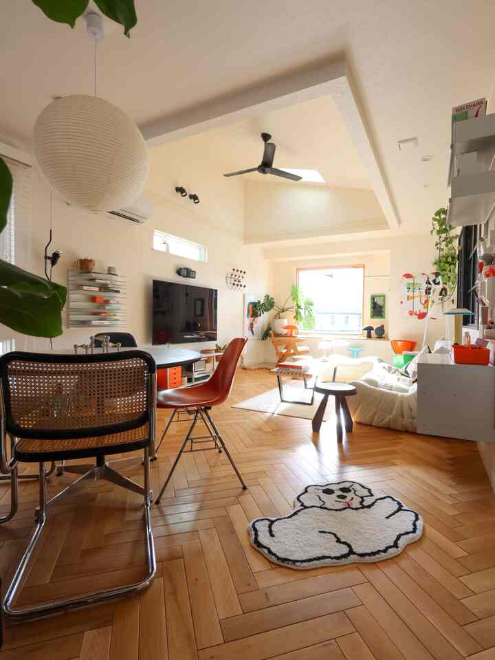 朝昼晩で光の入りが変わるのでお部屋の雰囲気がグッと変わりますよね！

白っぽく撮るなら朝、柔らかく撮るなら昼、オレンジっぽく撮るなら夕方でいつも変えてます！

#ハーマンミラー#イームズ#インテリア#ミッドセンチュリー