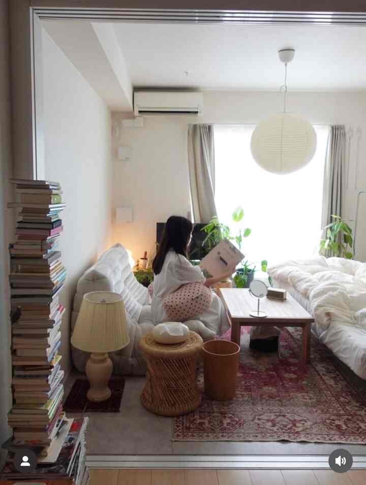 念願のyogiboが我が家に👶🏻

丸っこくて愛おしい存在🍐
ずっとソファに似合うクッションを探してたけどなかなか出会えず…💭
でもこのヨギボー、部屋に置いてみたらしっくりきてびっくり😳👏

#一人暮らし #一人暮らしインテリア #観葉植物のある暮らし #観葉植物 #room #roomtour #interior #家具 #日々の暮らし #好きなものに囲まれた暮らし #一人暮らし女子 #賃貸暮らし #1ldk #シンプルインテリア #賃貸インテリア #無印良品 #社宅 #雑貨屋巡り #roomdesign #住み家 #部屋作り #部屋づくり