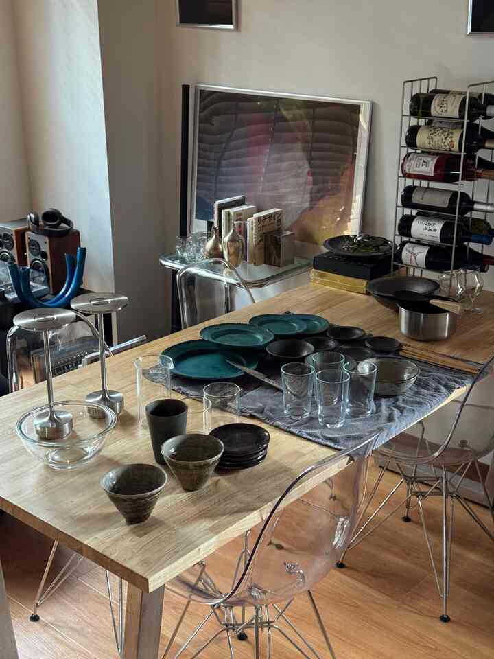 ナチュラルな木目調と透明素材が調和した一人暮らしの1LDKダイニング、落ち着いた雰囲気のある空間